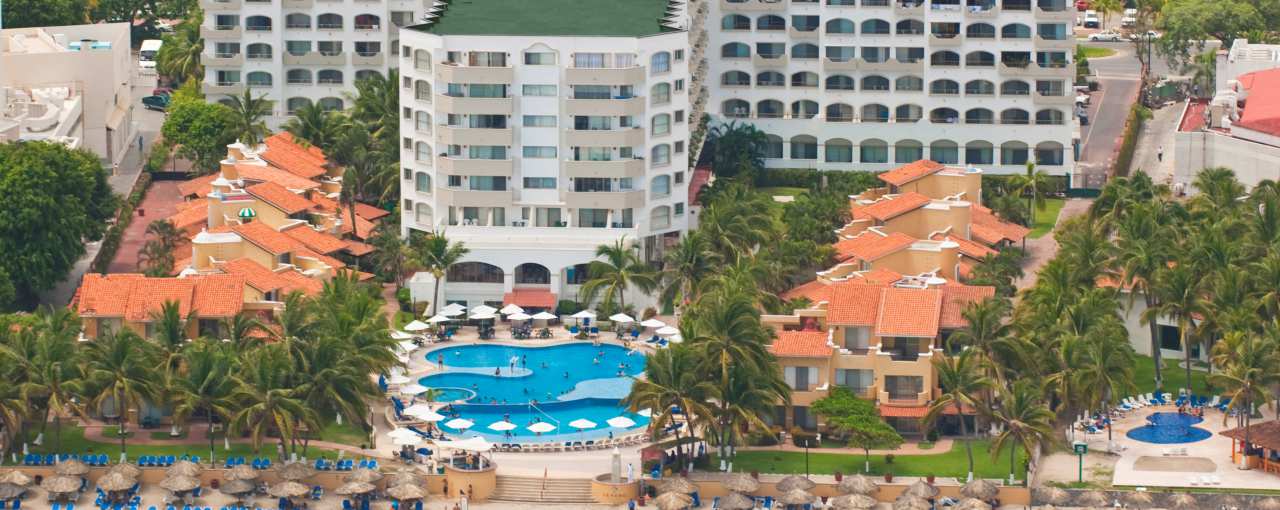 Condominio Vacacional 602-A Hotel Tesoro Ixtapa Zihuatanejo, habitación para 2 personas con cama king size, frigobar, microondas, terraza, vista al mar, acceso a Playa El Palmar Ixtapa